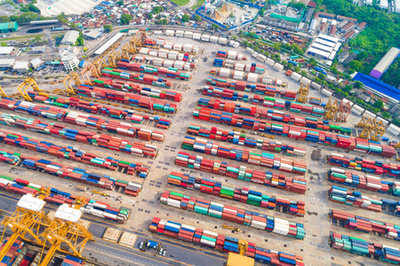 集裝箱船在進出口與商業物流中的關鍵作用 從起重機俯視到海港鳥瞰的貿易全景